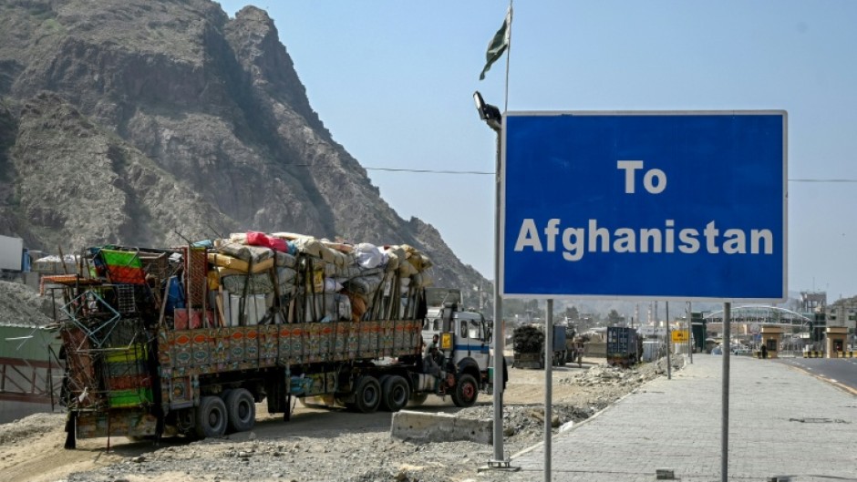 Border crossings between Pakistan and Afghanistan were closed after fierce clashes erupted overnight