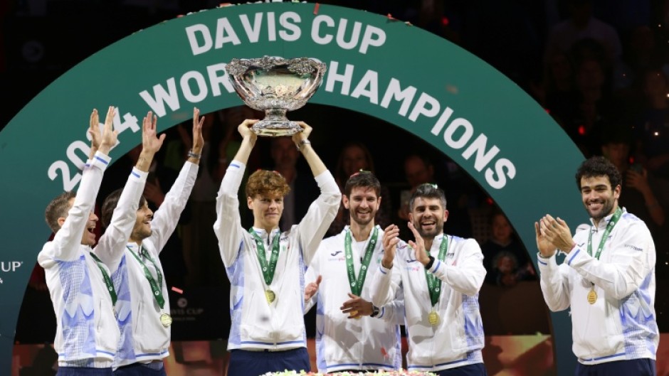 L'Italien Jannik Sinner avec le trophée de la Coupe Davis remporté en battant en finale les Pays-Bas le 24 novembre 2024 à Malaga, en Espagne