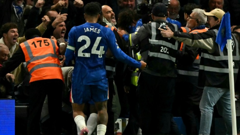 Chelsea's Italian head coach Enzo Maresca celebrated with his players after their winning goal against Liverpool