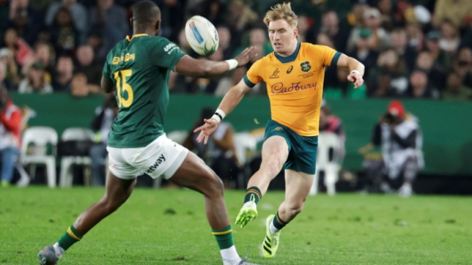 Australia's loose forward Nick Champion de Crespigny (R) in action against South Africa