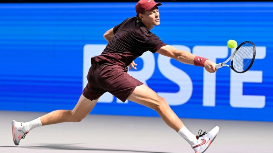 Jannik Sinner at full stretch in Vienna