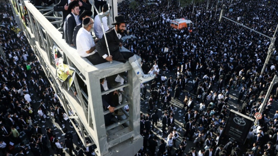 The police closed roads to Jerusalem and announced the mobilisation of 2,000 officers in the city