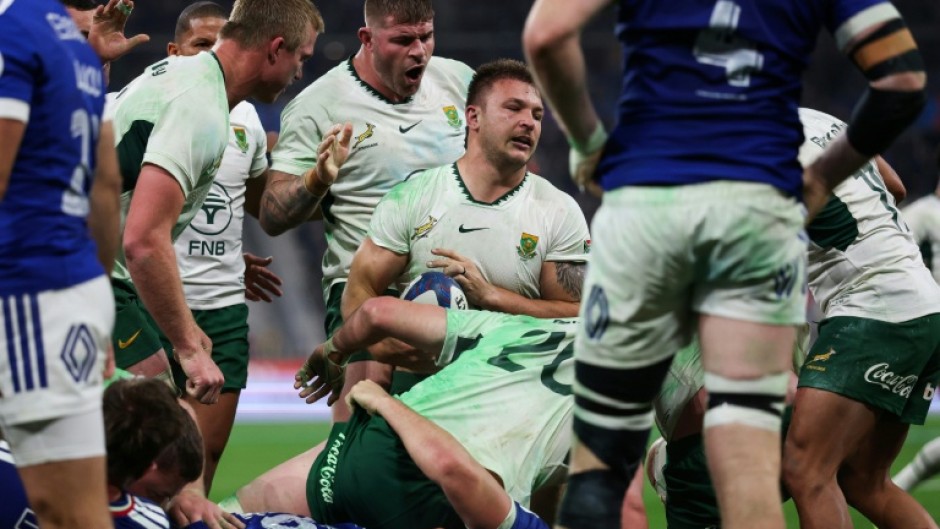 Andre Esterhuizen (C) celebrates after scoring SOuth Africa's second try at the Stade de France