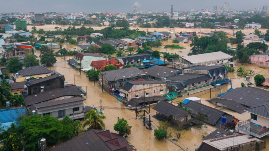 The death toll from days of widespread flooding in southern Thailand rose to 33, with tens of thousands displaced in the country and neighbouring Malaysia
