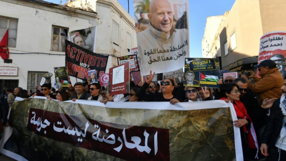 Hundreds of people demonstrated in Tunis against the government
