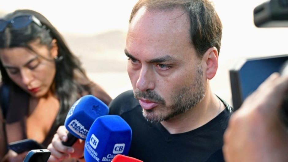 Carlos Bolsonaro showed up at the hospital entrance to "send good energy" to his father