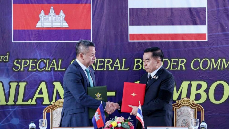 Cambodian Defence Minister Tea Seiha (L) and his Thai counterpart Nattaphon Narkphanit sign a joint declaration following days of border talks