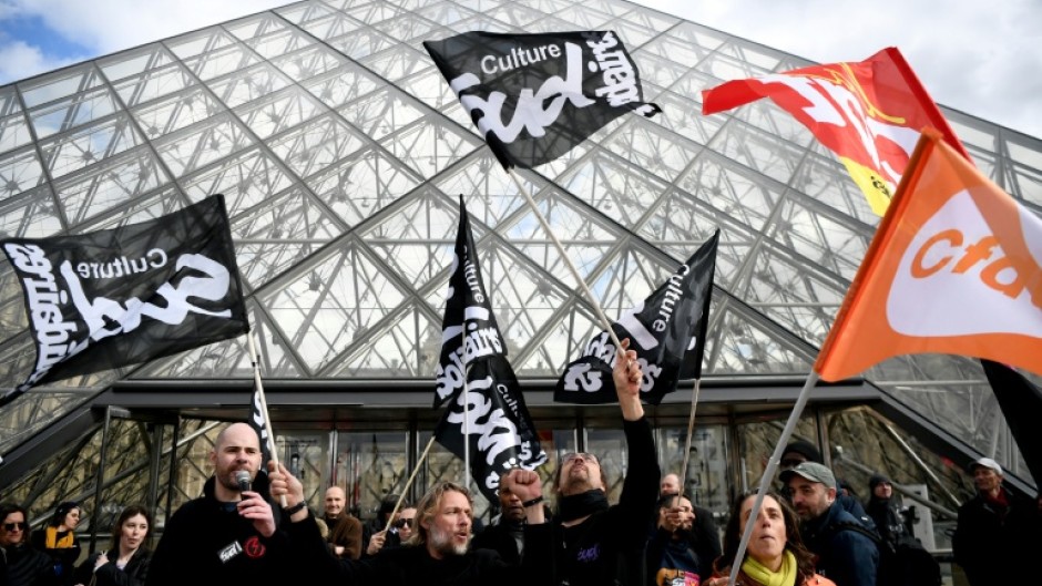 Louvre trade unions bitterly oppose what they call a 'shocking' new payment policy