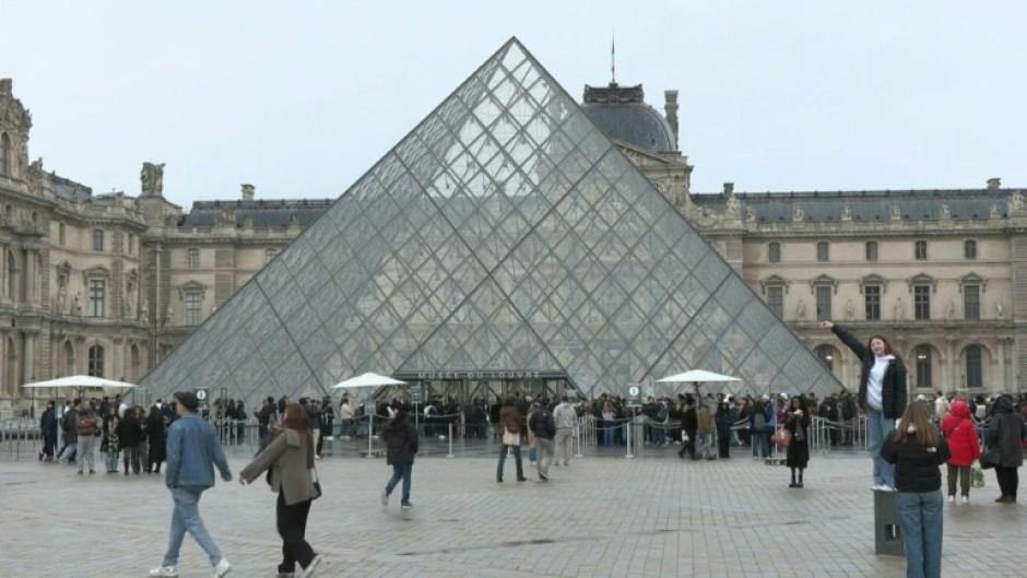Tourists flock to Louvre despite fare hikes for non-Europeans
