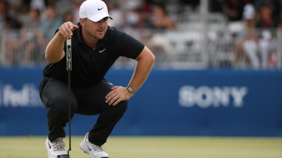 Chris Gotterup lines up a putt on the 18th green before completing his victory at the Sony Open in Hawaii