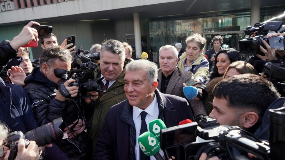 President Joan Laporta (C) indicated that Barcelona would receive more than the figure stipulated in Dro Fernandez's release clause