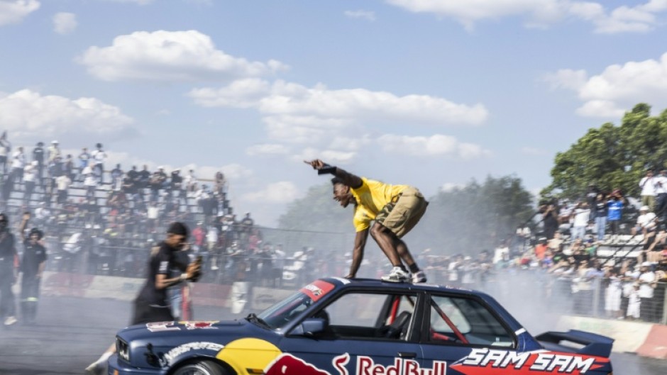 Living up to his nickname 'Speed', he has been filmed live by his teams as he dashes around, alternating cultural discoveries, interactions with vendors or street artists with other antics