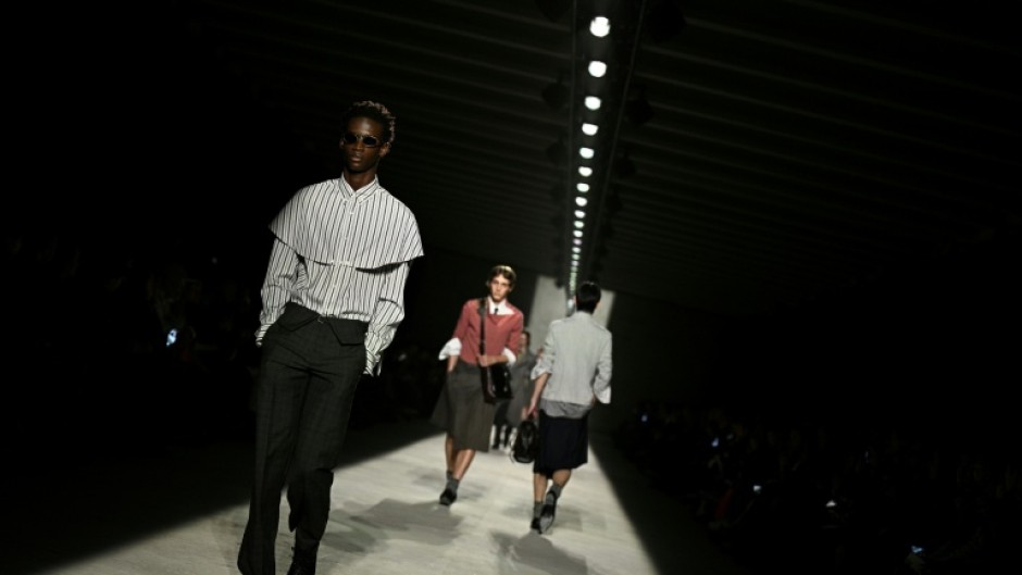 Des mannequins présentent au premier étage d'un immeuble en chantier les créations de Dries Van Noten pour la collection Prêt-à-porter Homme Automne-Hiver 2026/2027 lors de la Fashion Week Homme de Paris, le 22 janvier 2026