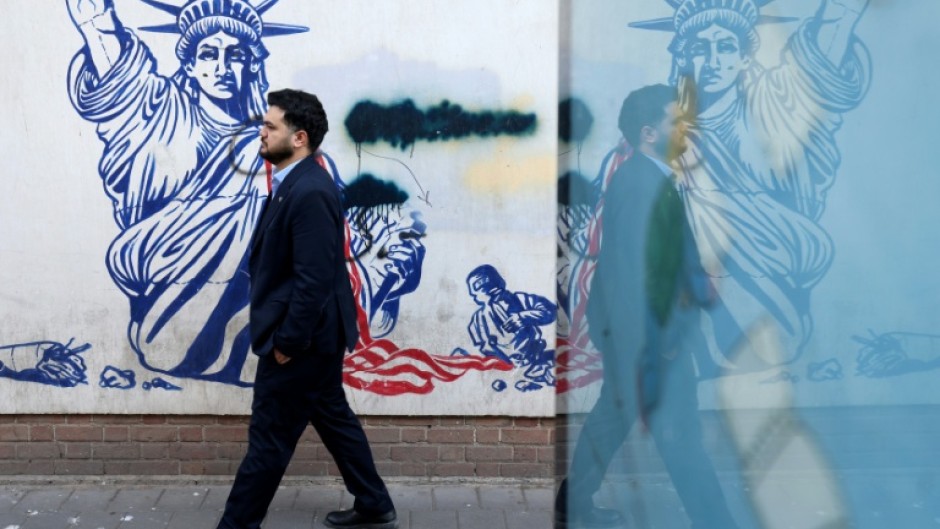 A mural depicting the Statue of Liberty with its torch-bearing arm broken, on the wall of the former US embassy in Tehran