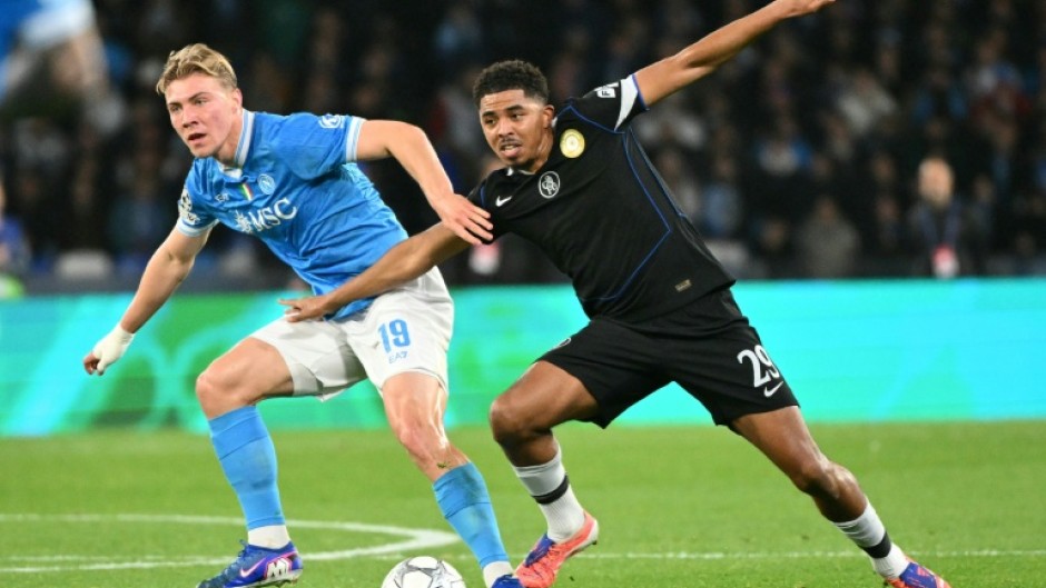 Chelsea's French defender Wesley Fofana (R)