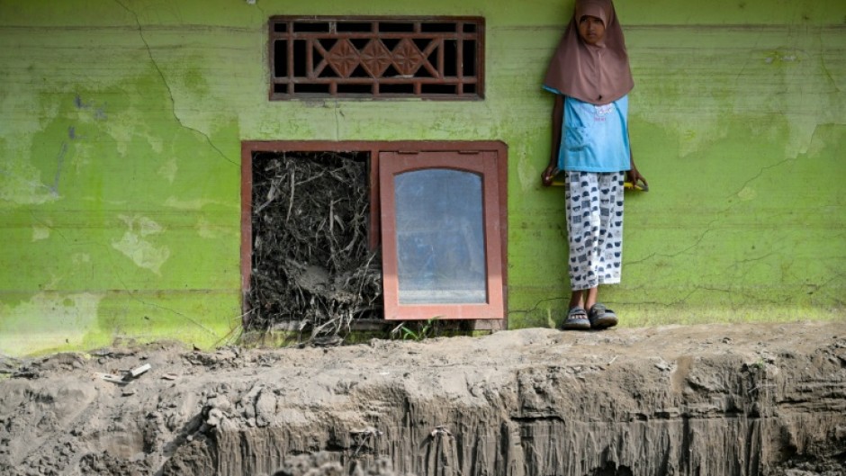 In Indonesia's flood-hit Aceh province, families have become increasingly frustrated over authorities' sluggish response
