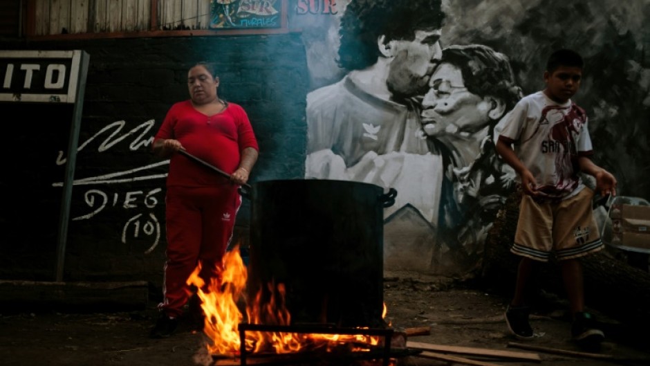 La cocinera María Torres, en el comedor social en el patio de la casa natal del fallecido futbolista Diego Maradona en Villa Fiorito, en la provincia de Buenos Aires, en Argentina, el 9 de abril de 2026