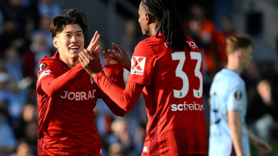 Freiburg's Japanese midfielder Yuito Suzuki (L) celebrates scoring against Celta Vigo
