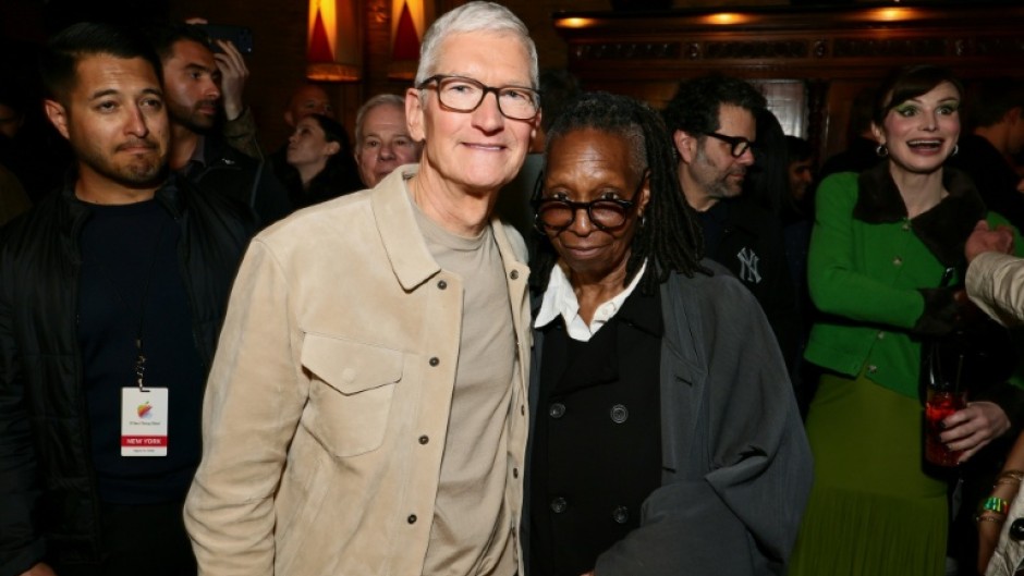 Apple's Tim Cook (L) will take over as chairman of the board after he cedes the CEO position at the storied technology company