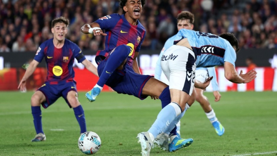 Barcelona's Spanish forward Lamine Yamal (C)