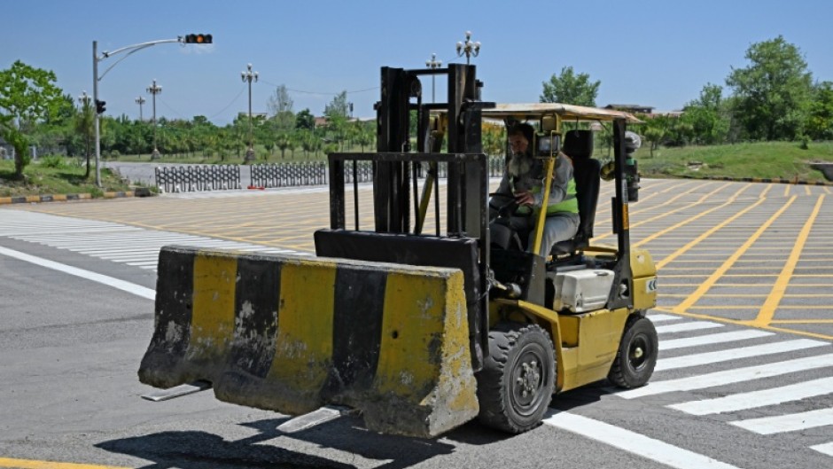 Pakistan security personnel on Sunday cleared barricades in Islamabad after it became clear no US-Iran talks were happening