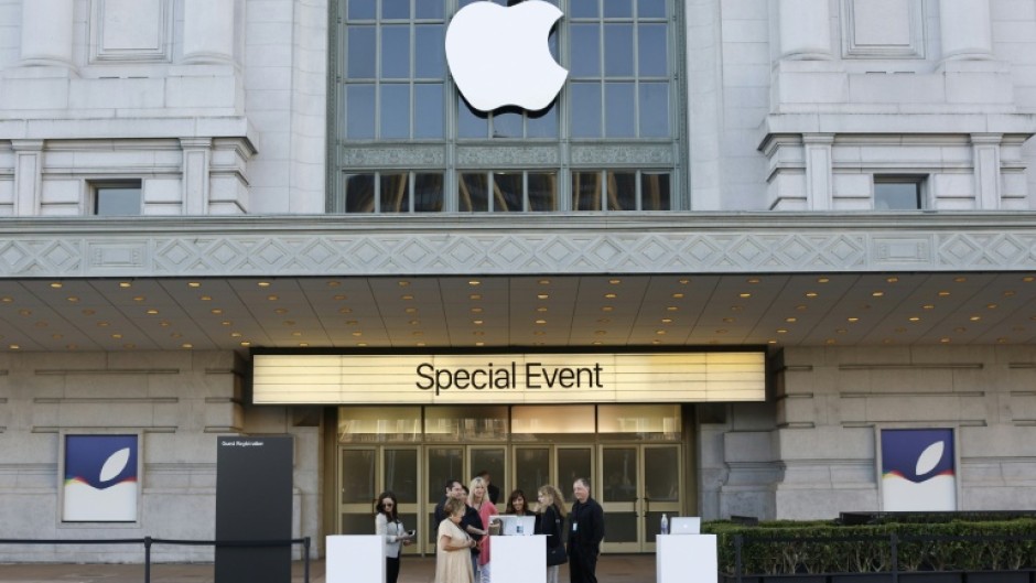 Strong Apple results boosted shares 3.2 percent, contributing to records for the S&P 500 and Nasdaq