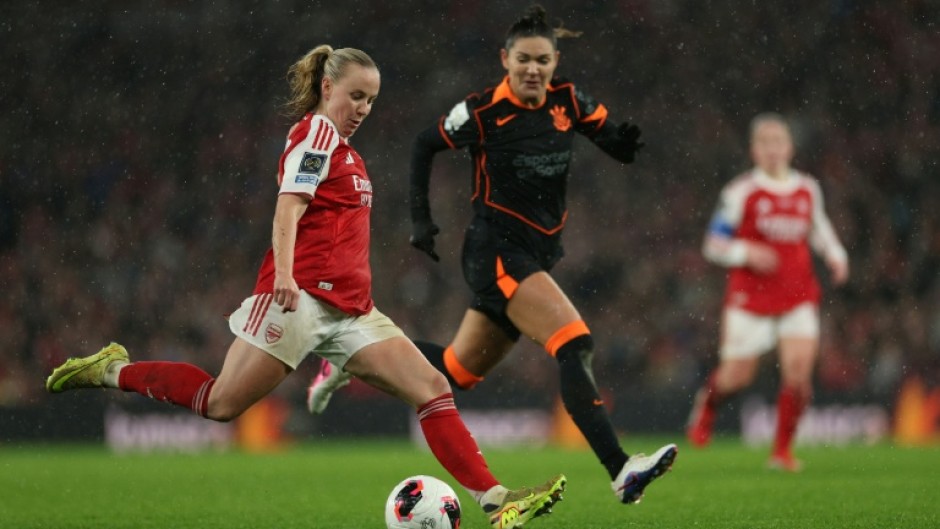 Arsenal and England striker Beth Mead (L)