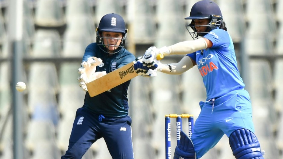 Former England women's wicketkeeper Sarah Taylor (L)
