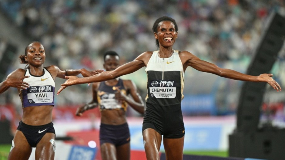 Uganda's Peruth Chemutai (R)