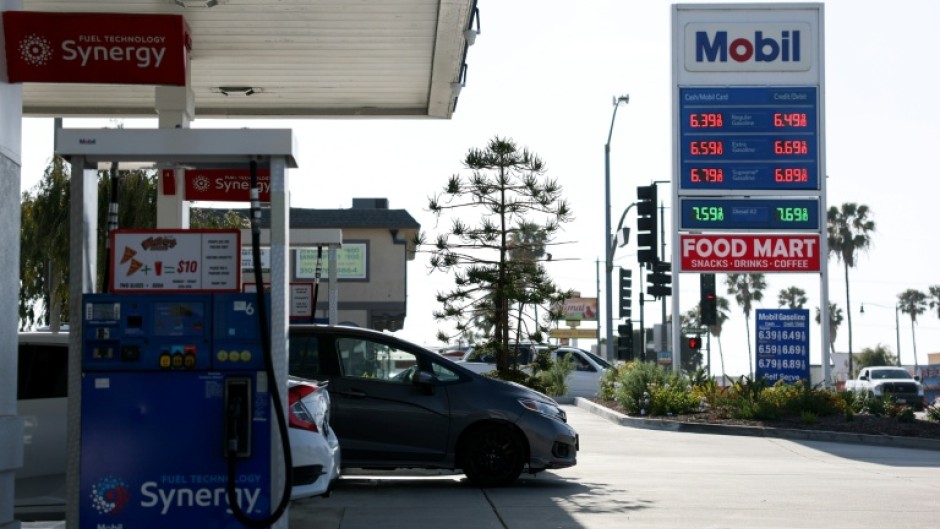 US economic growth was revised downwards in the first quarter, while inflation climbed, government data shows