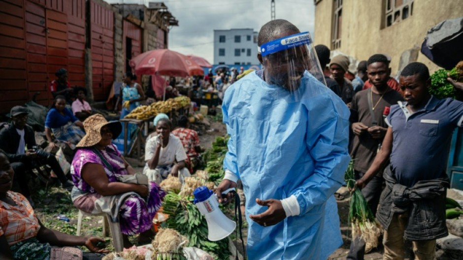 Cousin Kasumbo of the U Report Goma group, explains Ebola to traders in eastern DRC
