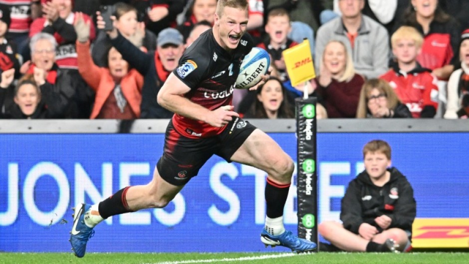 The Canterbury Crusaders extended a remarkable unbeaten home record in Super Rugby playoff fixtures to 33 games