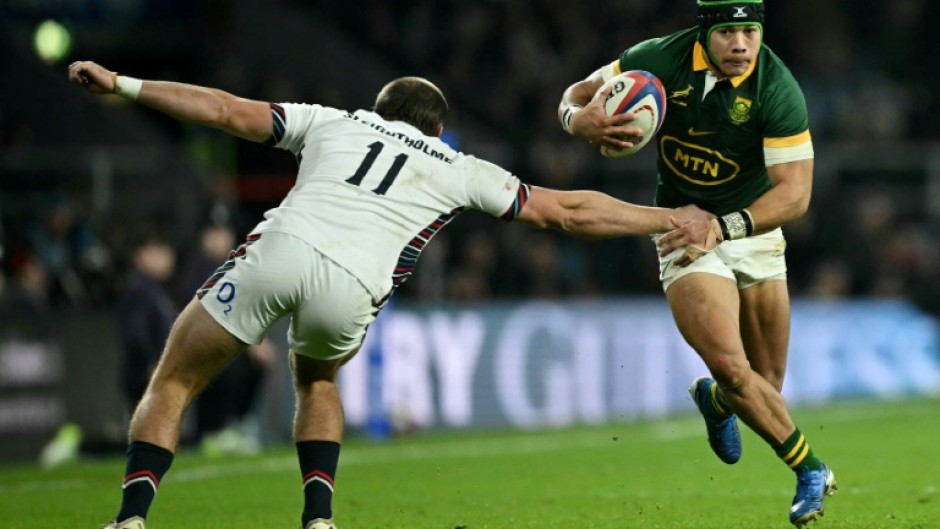 South Africa wing Cheslin Kolbe (R) set to score against England at Twickenham.