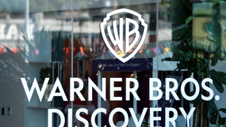 Le logo du studio hollywoodien Warner Bros Discovery à Culver City, le 5 décembre 2025 en Californie