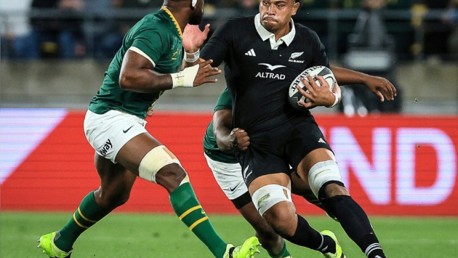 Springbok Siya Kolisi (L) prepares to tackle All Black Tupou Vaa'i during a 2025 Rugby Championship match in Wellington.