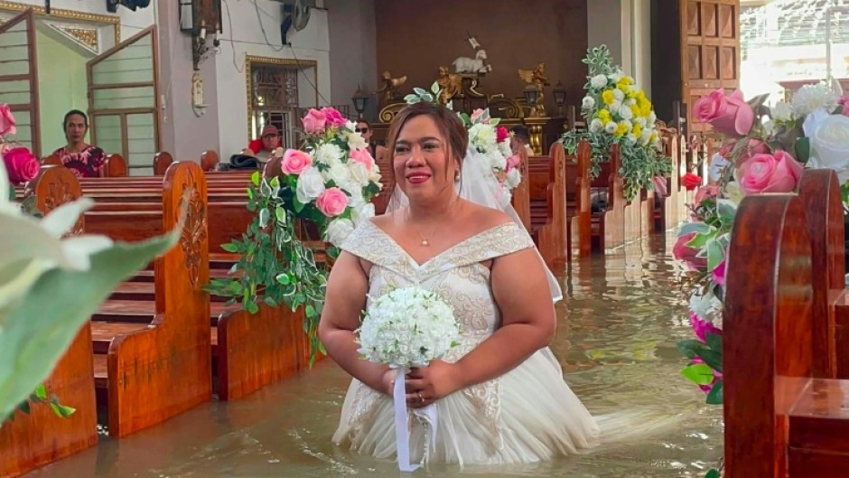 The bride arrived in the church aboard a rickshaw with an elevated chassis, keeping her wedding gown pristine before she got off at the church courtyard