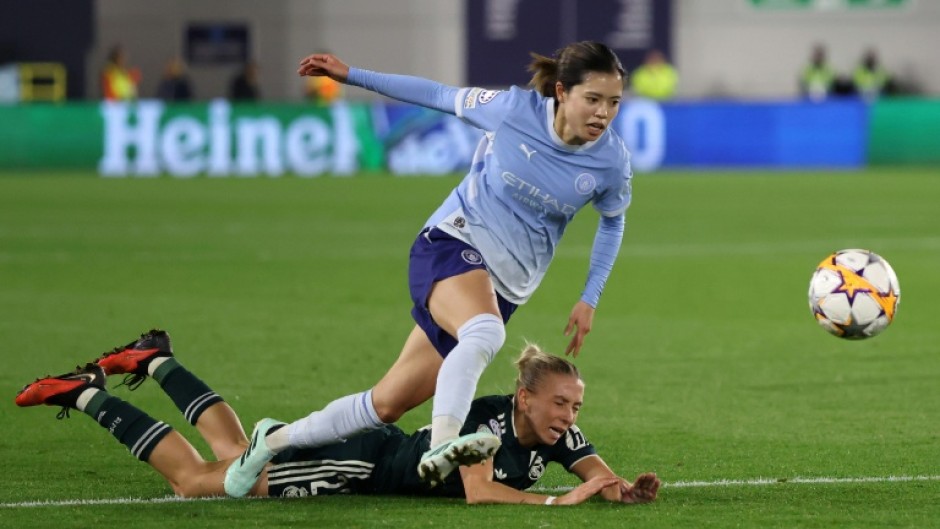 Yui Hasegawa of Manchester City shoots after beating Real Madrid's Elisa Senss