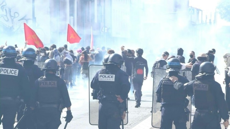 Riot police charge at protesting high school students in Toulouse