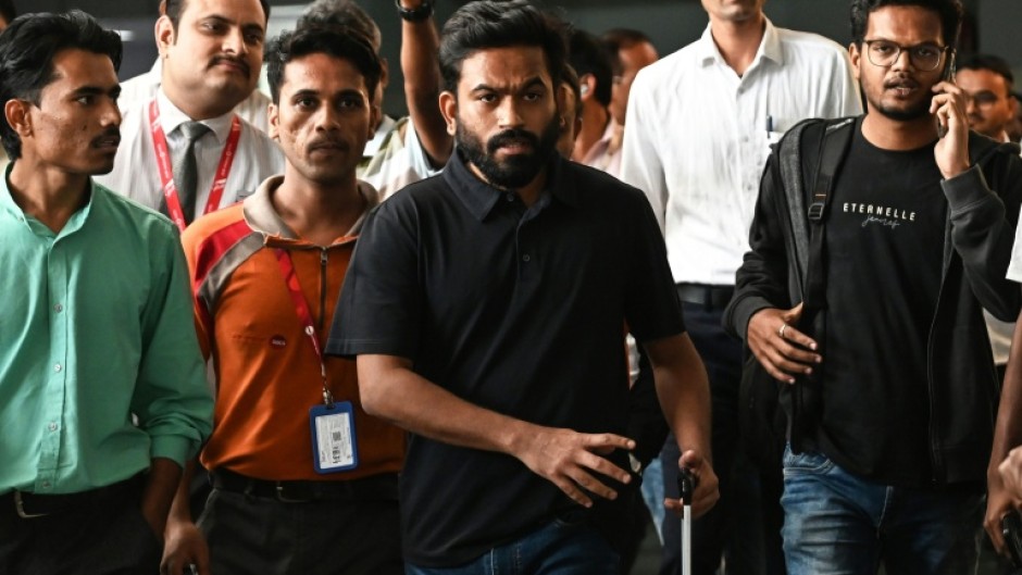 Indian activist Abhijeet Dipke (C) calls on supporters of the 'cockroach' movement to protest across the country