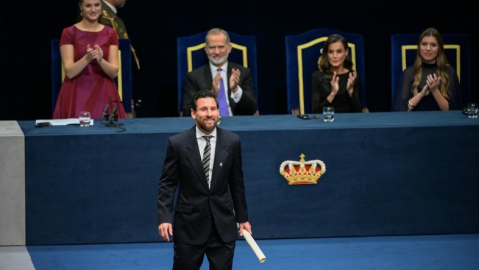 Considered the greatest footballer of all time by many, Lionel Messi (C) received his prize from Princess Leonor (L)