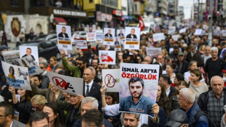 Thousands rally in Istanbul and Ankara to protest against growing pressure on journalists