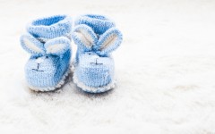 Blue baby booties. GettyImages/oksix