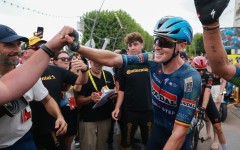 Soudal Quick-Step team's Belgian rider Tim Merlier celebrates after winning the 12th stage of the 113th edition of the Tour de France cycling race, 179,1 km between Circuit de Nevers Magny-Cours and Chalon-sur-Saône in central France, on July 16, 2026. (Photo by Stephanie Lecocq / POOL / AFP)