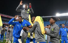 Themba Zwane of Mamelodi Sundowns FC is lifted by his teammates. Lefty Shivambu/Gallo Images