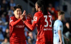 Freiburg's Japanese midfielder Yuito Suzuki (L) celebrates scoring against Celta Vigo