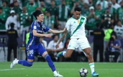 FC Machida Zelvia's Japanese defender Hotaka Nakamura (L) fights for the ball with Al Ahli's Brazilian forward Galeno