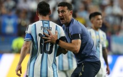 Argentina coach Lionel Scaloni speaks to Lionel Messi during their World Cup quarter-final against Switzerland in Kansas City