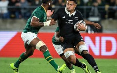 Springbok Siya Kolisi (L) prepares to tackle All Black Tupou Vaa'i during a 2025 Rugby Championship match in Wellington.