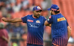 Mahela Jayawardene (L) has stepped down as Mumbai coach