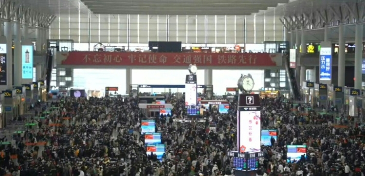 China: Passengers throng railway station as new year migration begins